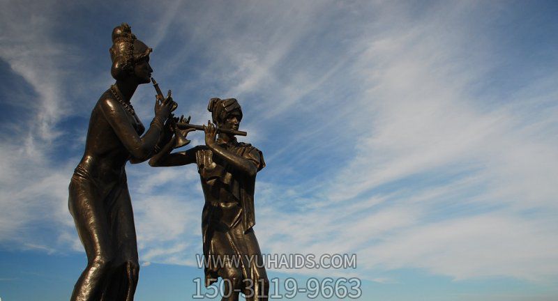 广场吹奏乐器的少数民族人物景观铜雕吹奏雕塑