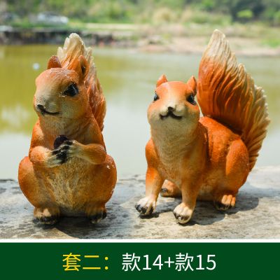 池塘两只休息的玻璃钢松鼠雕塑