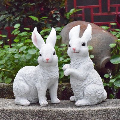 公园两只白色可爱的玻璃钢兔子雕塑