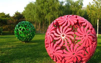 公园草坪创意童趣粉色镂空球雕塑