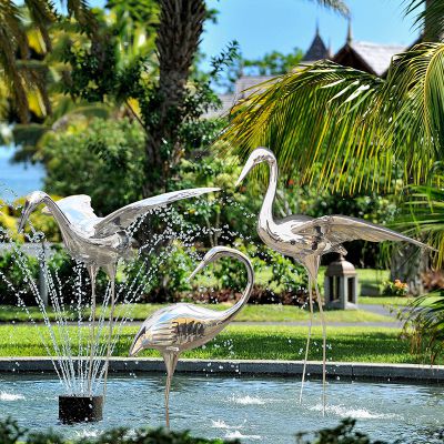 公园池塘不锈钢喷泉中的仙鹤雕塑
