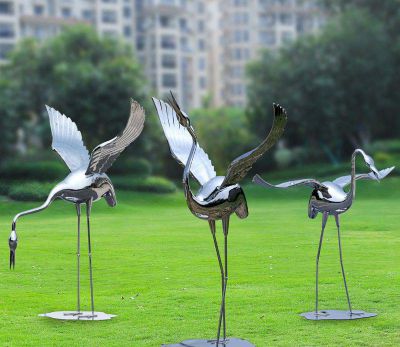 公园创意不锈钢镜面觅食的鹤雕塑