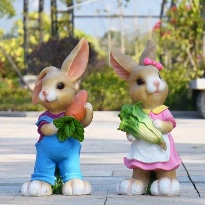 菜园庭内两只在忙碌的玻璃钢兔子雕塑
