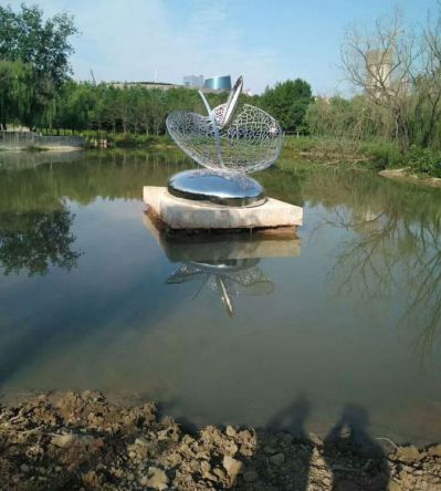 景区水池摆放不锈钢镂空创意苹果雕塑