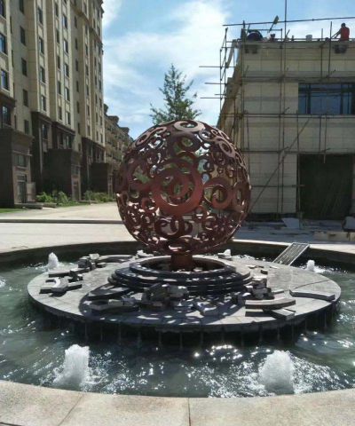 公园创意不锈钢喷泉中的镂空球雕塑