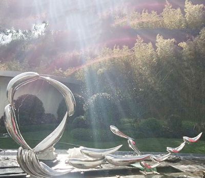 湖边摆放的玩耍的玻璃钢创意鲤鱼雕塑