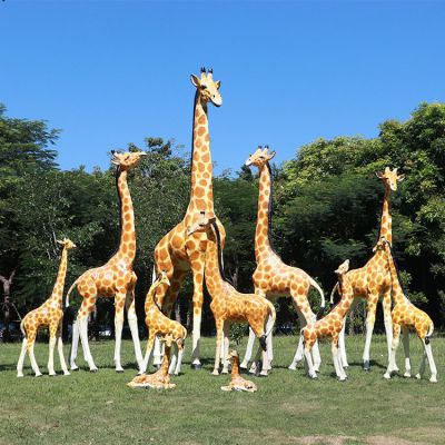 游乐场动物园大型园林草坪动物景观长颈鹿摆件