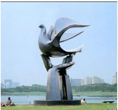 不锈钢白钢创意手托鸽子的雕塑