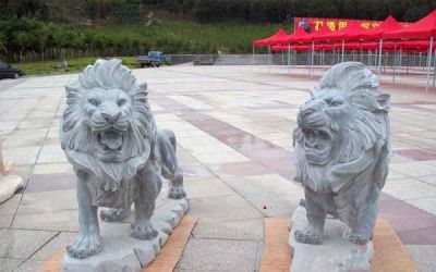 狮子雕塑-户外景区大型行走的砂石石雕狮子雕塑