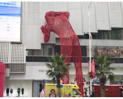 城市街道不锈钢镂空趴在大厦上的红色人物雕塑