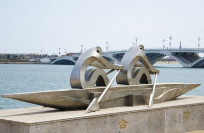 滨海景区海边摆放合力划船切面不锈钢船雕塑