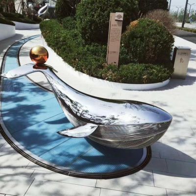 广场创意玩耍的不锈钢鲸鱼雕塑