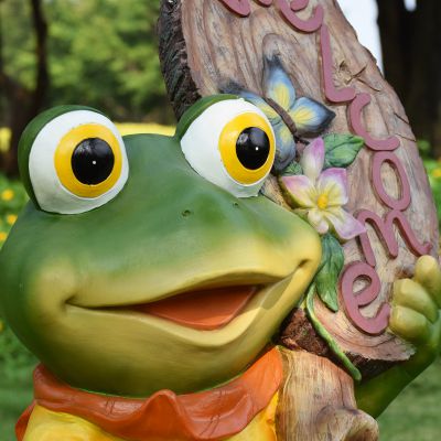 室内一只张望的玻璃钢青蛙雕塑