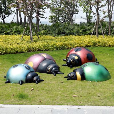 草地上摆放的四只玻璃钢喷漆瓢虫雕塑