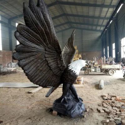 景区摆放一只展翅的树脂老鹰雕塑