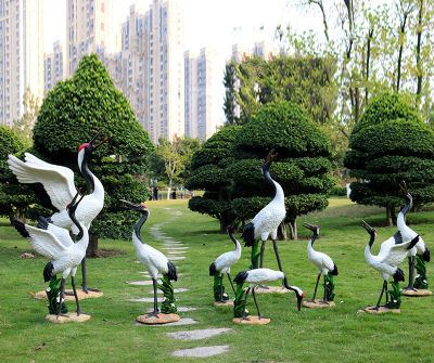 公园草坪一群休息觅食的玻璃钢鹤雕塑
