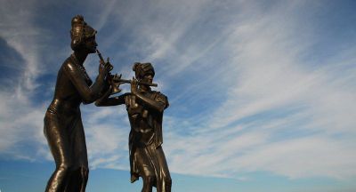 广场吹奏乐器的少数民族人物景观铜雕吹奏雕塑