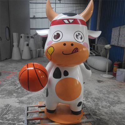 玻璃钢彩绘商场卡通打篮球的奶牛雕塑