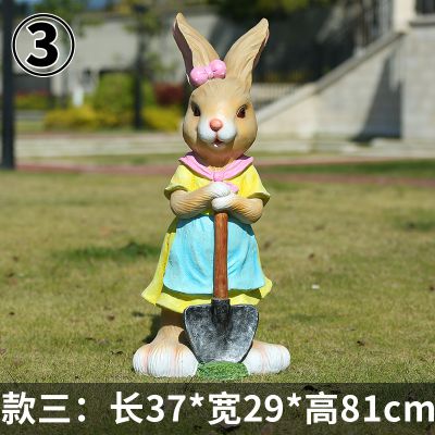步行街一只拿铁锹的玻璃钢兔子雕塑