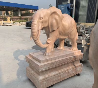 酒店门口大象招财晚霞红石雕大象雕塑