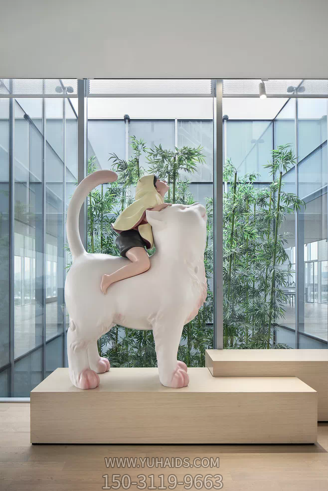 室内商场创意摆件玻璃钢坐着猫身上的小孩景观猫雕塑