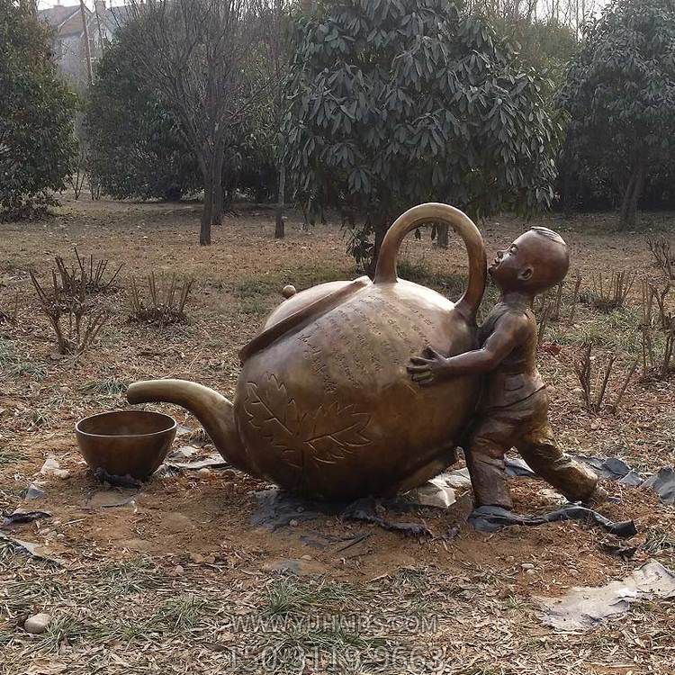 户外园林玻璃钢仿铜儿童倒茶的景观摆件雕塑