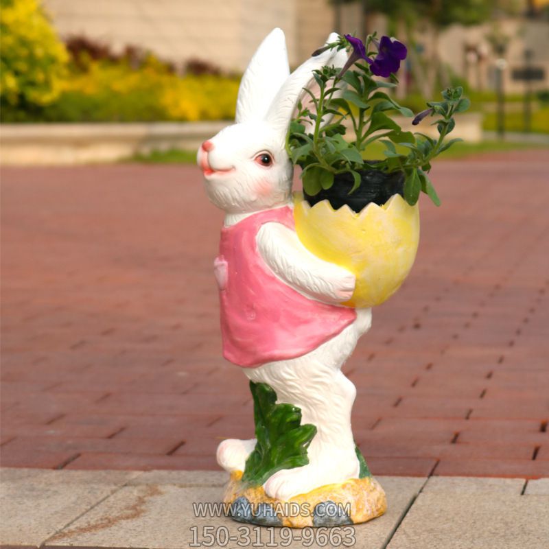 户外草坪玻璃钢背着花盆滴兔子雕塑