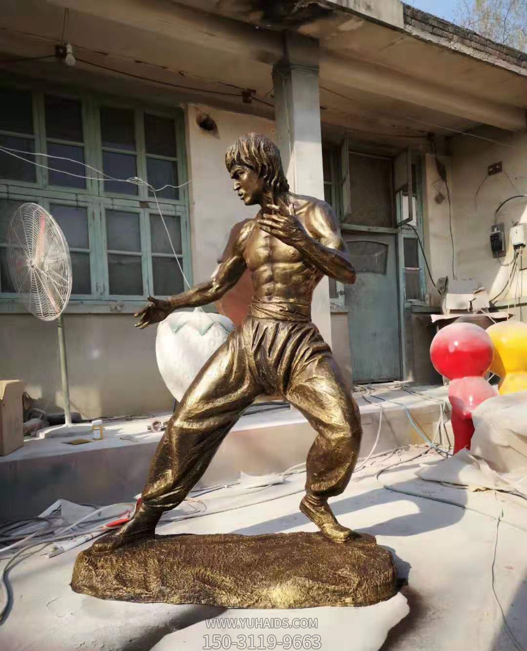 玻璃钢仿铜广场电影明星李小龙雕塑