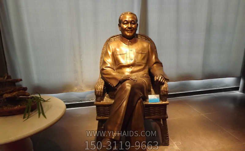 室内铜雕坐着的邓小平雕塑