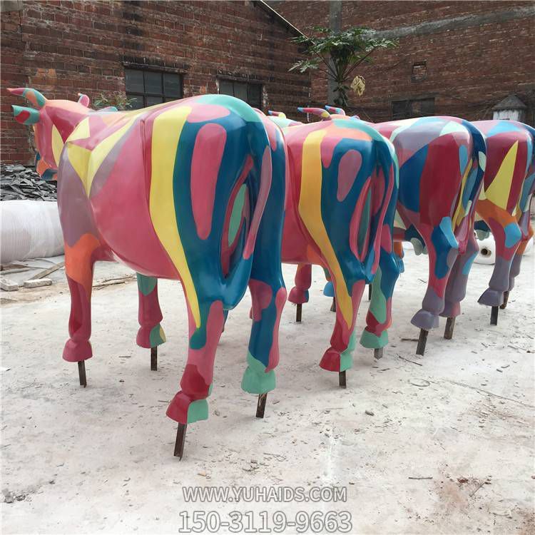 游乐园玻璃钢卡通彩绘牛动物雕塑