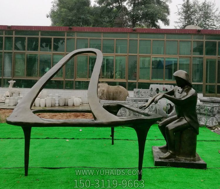 别墅庭院一位弹钢琴的表演者不锈钢抽象钢琴雕塑
