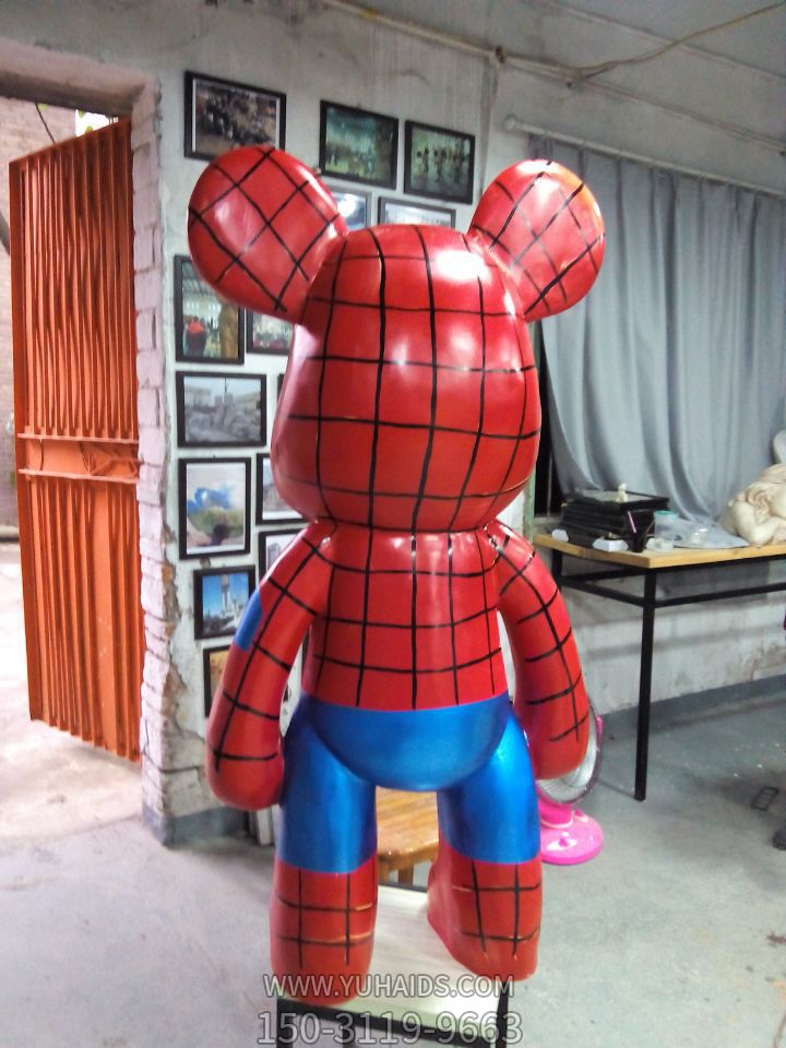 幼儿园彩绘蜘蛛侠玻璃钢熊雕塑