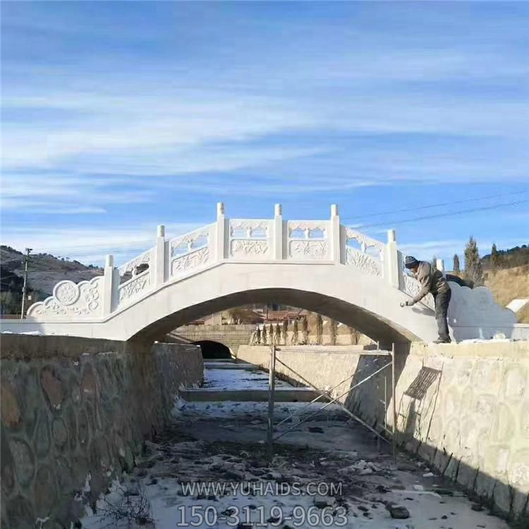  村庄河道摆放汉白玉浮雕中式仿古建筑石拱桥雕塑