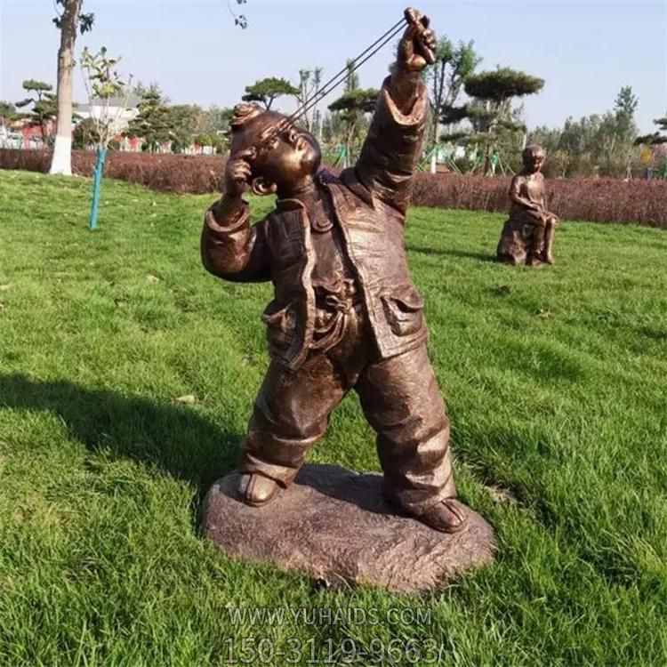 户外公园玩弹弓的儿童雕塑