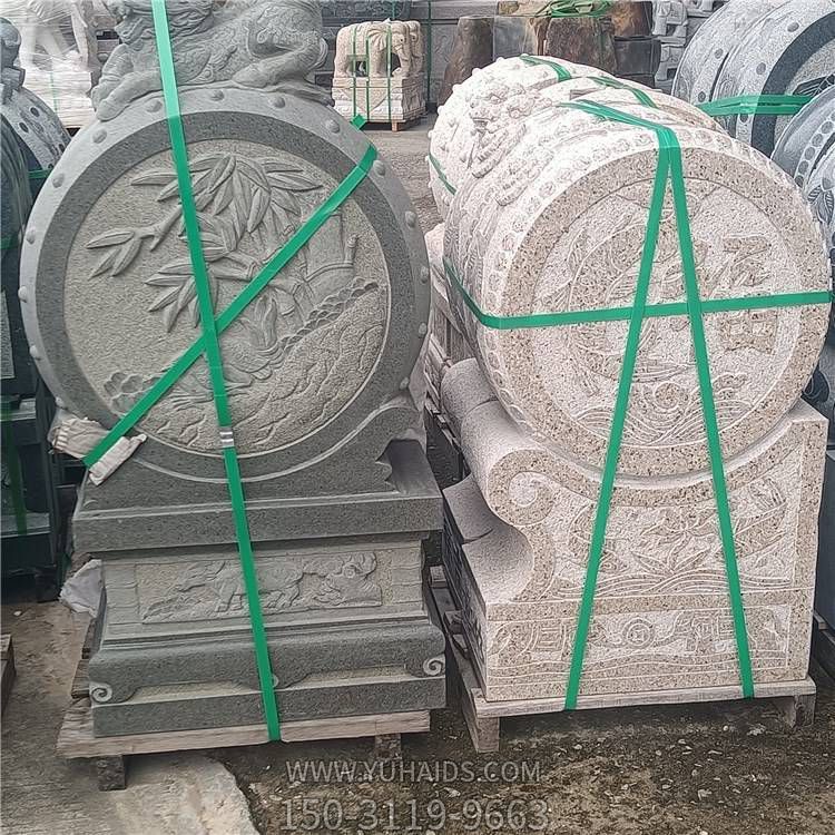 庭院门口摆放青石做旧雕花抱鼓石雕塑