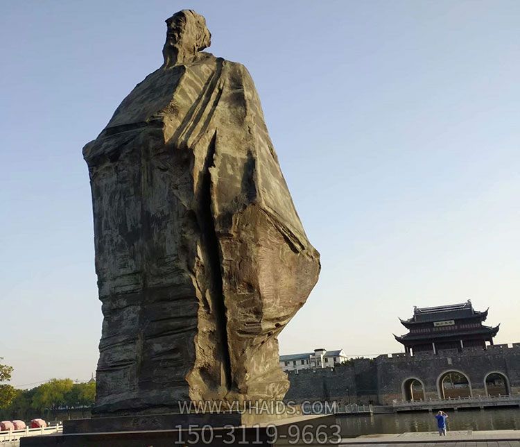景区北宋石雕文学家范冲淹雕塑