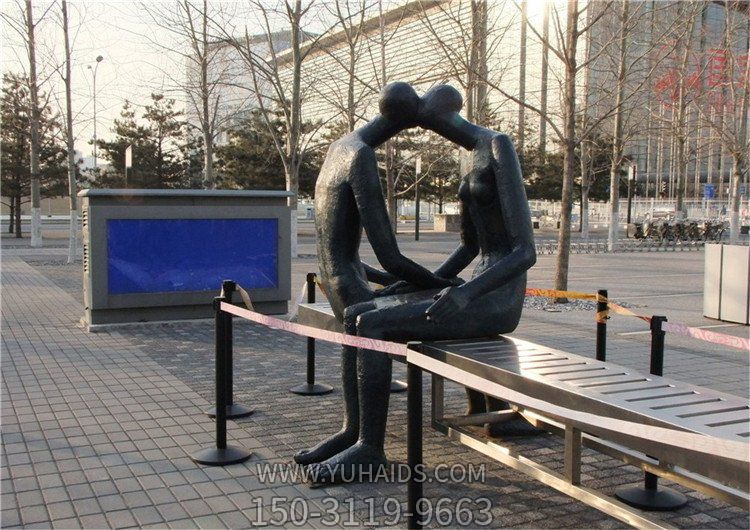 户外街道长椅坐着亲吻的抽象人物雕塑