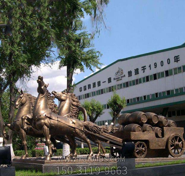企业广场铸造纯铜漆金马车拉木桶马车雕塑