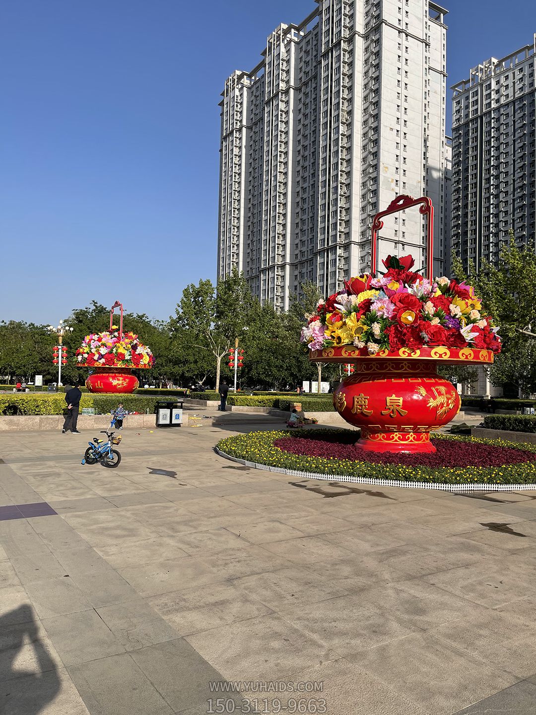 迎接国庆玻璃钢彩绘大花篮雕塑