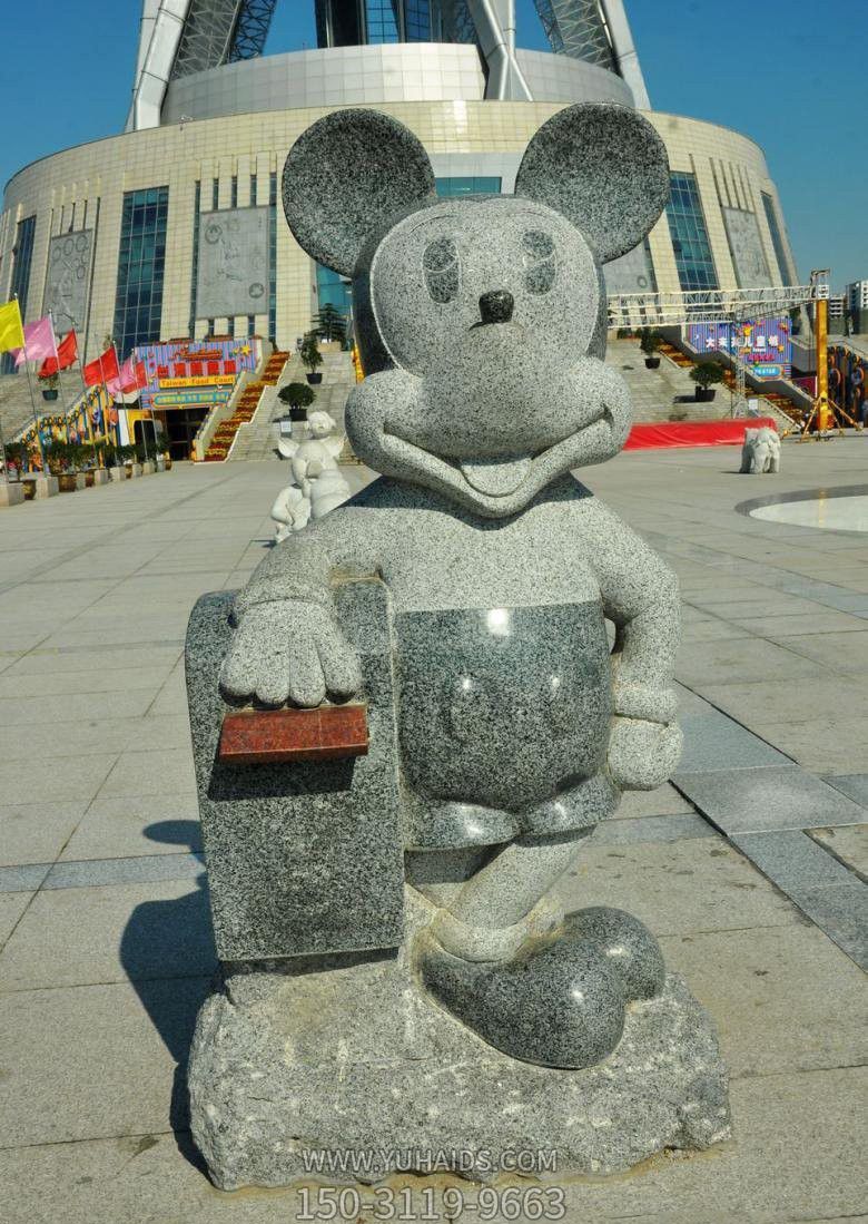 商厦门口一只大理石石雕米老鼠雕塑
