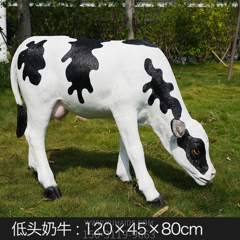 公园一只低头吃草的玻璃钢牛雕塑