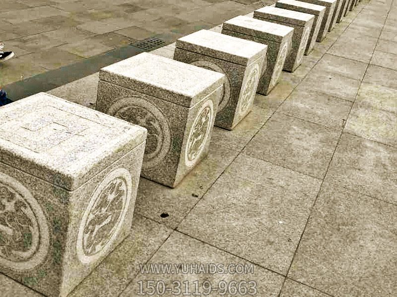 公园广场摆放正方形雕龙挡车石雕塑