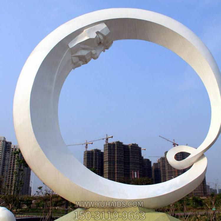 别墅广场摆放不锈钢创意圆环水景雕塑