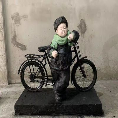 景区景点创意铜雕靠在自行车上的儿童雕塑