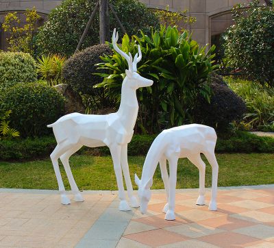 玻璃钢白色街道上的两只鹿雕塑