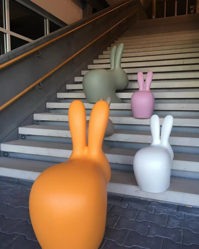 公园楼梯创意可爱卡通玻璃钢兔子雕塑