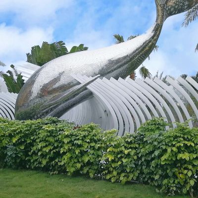 公园摆放的不锈钢镂空创意鲸鱼雕塑