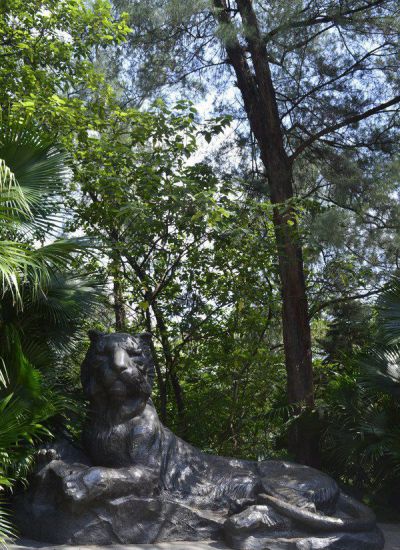 园林里摆放的趴着的青石石雕创意虎雕塑