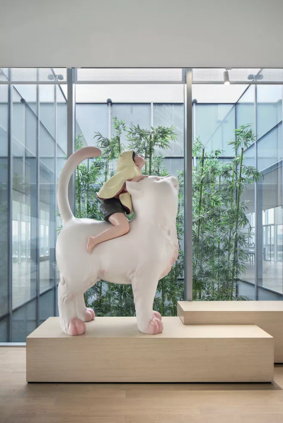 室内商场创意摆件玻璃钢坐着猫身上的小孩景观猫雕塑