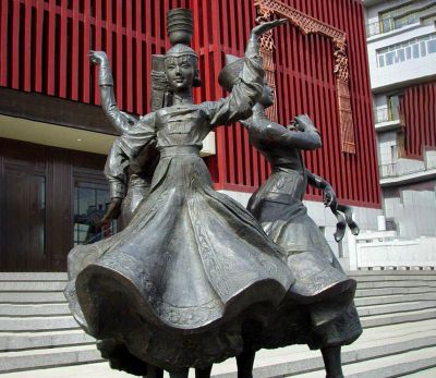 广场少数民族美女跳舞青铜雕塑